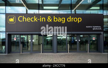 Ein großes Schild mit der Aufschrift „Check-in & Bag Drop“ über dem Eingang zum Check-in und Abflug am North Terminal, London Gatwick Airport, West Sussex, Großbritannien Stockfoto