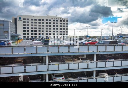 Parkplatz 5, ein mehrstöckiger Parkplatz für Kurzaufenthalte, und das Sofitel Flughafenhotel, neben dem North Terminal, Gatwick Airport, London, Großbritannien Stockfoto