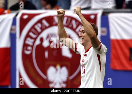 HAMBURG - Adam Buksa aus Polen feiert das 1-0-Jährige beim Spiel der UEFA EURO 2024 Gruppe D zwischen Polen und den Niederlanden im Volksparkstadion am 16. Juni 2024 in Hamburg. ANP MAURICE VAN STEEN Stockfoto