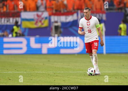 HAMBURG, DEUTSCHLAND - 16. JUNI: Piotr Zieliński (Polen) spielt mit dem Ball während des Gruppenspiels der UEFA EURO 2024 zwischen Polen und den Niederlanden am 16. Juni 2024 im Volksparkstadion in Hamburg. (Foto: Andre Weening/Orange Pictures) Stockfoto