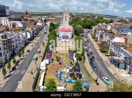 Brighton, Großbritannien. Juni 2024. Allgemeine Luftaufnahme des Fanparks vor dem Spiel Serbien gegen England im Central Park, York Place, Brighton, England, Großbritannien am 16. Juni 2024 Credit: Every Second Media/Alamy Live News Stockfoto