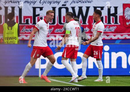 Hamburg, Deutschland. Juni 2024. Adam Buksa aus Polen feiert das 1-0 während des UEFA Euro 2024-Spiels zwischen Polen und den Niederlanden, Gruppe D, Datum 1, spielte am 16. Juni 2024 im Volksparkstadion in Hamburg. (Foto: Bagu Blanco/PRESSINPHOTO) Credit: PRESSINPHOTO SPORTS AGENCY/Alamy Live News Stockfoto