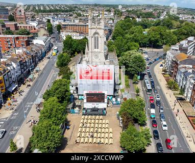 Brighton, Großbritannien. Juni 2024. Allgemeine Luftaufnahme des Fanparks vor dem Spiel Serbien gegen England im Central Park, York Place, Brighton, England, Großbritannien am 16. Juni 2024 Credit: Every Second Media/Alamy Live News Stockfoto