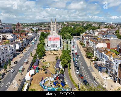 Brighton, Großbritannien. Juni 2024. Allgemeine Luftaufnahme des Fanparks vor dem Spiel Serbien gegen England im Central Park, York Place, Brighton, England, Großbritannien am 16. Juni 2024 Credit: Every Second Media/Alamy Live News Stockfoto