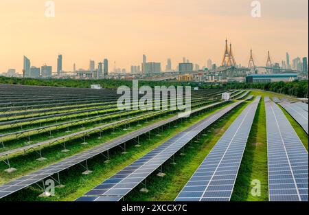 Nachhaltige Stadt mit grüner Energie und Null-Emissionen. Solarenergie. Erneuerbare Ressourcen. Umweltfreundliche Stadtplanung und Umweltfreundlichkeit Stockfoto