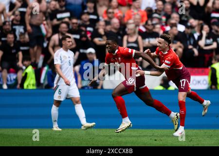 Köln, Deutschland. 15. Juni 2024. Kwadwo Duah aus der Schweiz feiert mit Ruben Vargas aus der Schweiz, der beim Gruppenspiel der UEFA EURO 2024 zwischen Ungarn und der Schweiz das Eröffnungstor erzielte. Quelle: Nicolò Campo/Alamy Live News Stockfoto