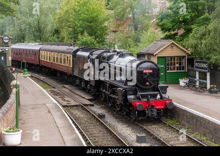 Dampfeisenbahn oder Lokomotive, die an der Pickering Station der North Yorkshire Moors Railway ankommt, einer historischen Eisenbahnstrecke in North Yorkshire, England, Großbritannien Stockfoto