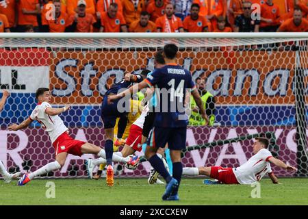 Hamburg, Deutschland. Juni 2024. Fußball: Europameisterschaft, Polen - Niederlande, Vorrunde, Gruppe D, Spieltag 1, Volksparkstadion Hamburg, Cody Gakpo (2. von links) aus den Niederlanden erzielt das Tor mit 1:1. Quelle: Jens Büttner/dpa/Alamy Live News Stockfoto