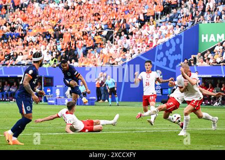 Hamburg, Deutschland. Juni 2024. Fußball: Europameisterschaft, Polen - Niederlande, Vorrunde, Gruppe D, Spieltag 1, Volksparkstadion Hamburg, Cody Gakpo (2. von links) aus den Niederlanden erzielt 1:1. Quelle: Sina Schuldt/dpa/Alamy Live News Stockfoto