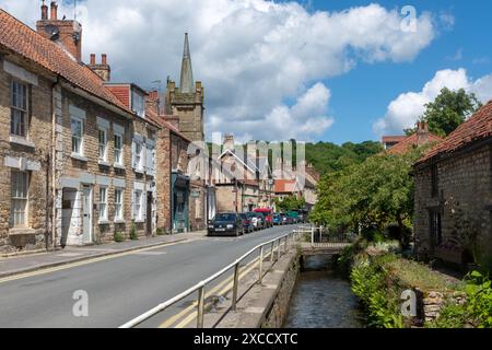 Thornton-le-Dale, Blick auf das hübsche Dorf in North Yorkshire, England, mit einem Bach, der durch das Dorf fließt Stockfoto