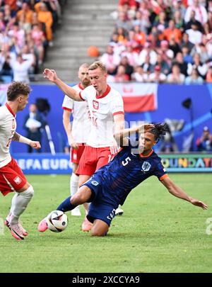 Hamburg. Juni 2024. Adam Buksa (2. R) aus Polen streitet mit Nathan Ake (1. R) aus den Niederlanden während des Gruppenspiels der UEFA Euro 2024 zwischen Polen und den Niederlanden am 16. Juni 2024 in Hamburg. Quelle: Xiao Yijiu/Xinhua/Alamy Live News Stockfoto