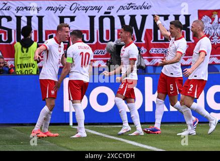Hamburg. Juni 2024. Adam Buksa (1. L) aus Polen feiert mit seinen Mannschaftskameraden beim Gruppenspiel der UEFA Euro 2024 zwischen Polen und den Niederlanden am 16. Juni 2024 in Hamburg, Deutschland. Quelle: Xiao Yijiu/Xinhua/Alamy Live News Stockfoto