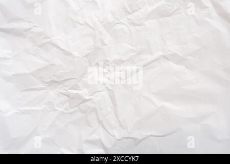 Zerknittertes oder zerknittertes weißes Schablonenpapier wird für zerknittertes Papier im Hintergrund verwendet. Stockfoto