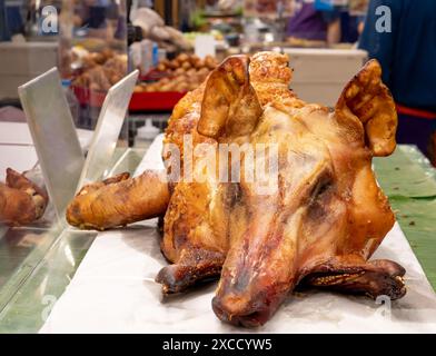 Das ganze geröstete Spanferkel ist im Supermarkt in Thailand erhältlich. Stockfoto