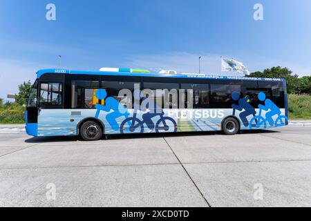 arriva VDL Botschafterin ALE-120 Fietsbus (Fahrradbus) in den Oever, Niederlande Stockfoto