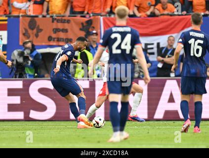 Hamburg. Juni 2024. Cody Gakpo (1. L) aus den Niederlanden erzielte beim Gruppenspiel der UEFA Euro 2024 in Hamburg am 16. Juni 2024 ein Tor. Quelle: Ren Pengfei/Xinhua/Alamy Live News Stockfoto