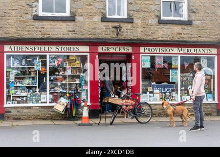 Aidensfield Läden kaufen im Dorf Goathland, das als Aidensfield in der Heartbeat-TV-Serie diente, in North Yorkshire, England, Großbritannien Stockfoto