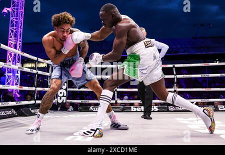 Ben Whittaker (links) und Eworitse Ezra Arenyeka im freien IBF International Light Heavyweight-Kampf im Selhurst Park, London. Bilddatum: Samstag, 15. Juni 2024. Stockfoto