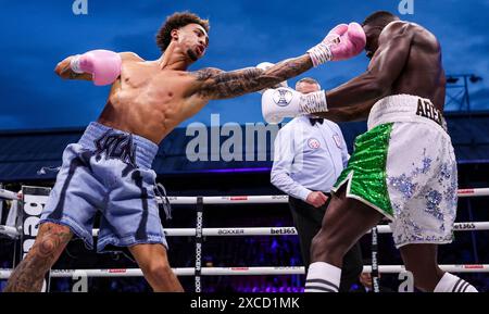 Ben Whittaker (links) und Eworitse Ezra Arenyeka im freien IBF International Light Heavyweight-Kampf im Selhurst Park, London. Bilddatum: Samstag, 15. Juni 2024. Stockfoto