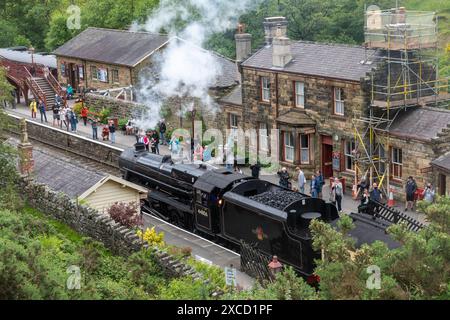 Dampfeisenbahn oder Lokomotive, die bei Goathland Station auf der North Yorkshire Moors Railway ankommt, einer historischen Eisenbahnstrecke in North Yorkshire, England, Großbritannien Stockfoto