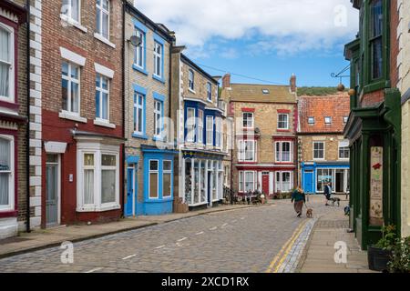 Staithes, ein hübsches Fischerdorf an der Küste von North Yorkshire, England, mit verwinkelten Kopfsteinpflasterstraßen und farbenfrohen Häusern Stockfoto