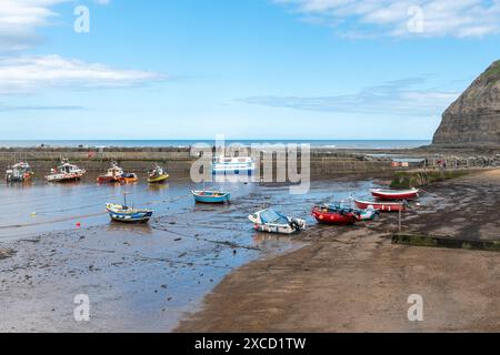 Staithes, Blick auf den Hafen mit Booten in dem hübschen Fischerdorf an der Küste von North Yorkshire, England, Großbritannien Stockfoto