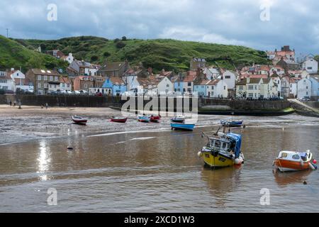 Staithes, Blick auf den Hafen mit Booten in dem hübschen Fischerdorf an der Küste von North Yorkshire, England, Großbritannien Stockfoto