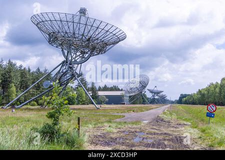 Westerbork, Niederlande - 15. Juni 2024: Ansicht des Westerbork Synthese Radio Telescope (WSRT) entlang des nationalen Gedenklagers in Westerbork in der Provinz Drenthe in den niederlanden. Stockfoto