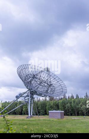 Ansicht des Westerbork Synthese Radio Telescope (WSRT) entlang des nationalen Gedenklagers in Westerbork in der Provinz Drenthe in den niederlanden. Stockfoto