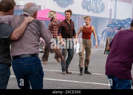 GLEN POWELL und DAISY EDGAR-JONES in TWISTERS (2024), Regie führte LEE ISAAC CHUNG. Quelle: Amblin Entertainment/The Kennedy/Marshall Company/Universal Pictures/Warner Bros./Lightnin' Production Rentals/Album Stockfoto