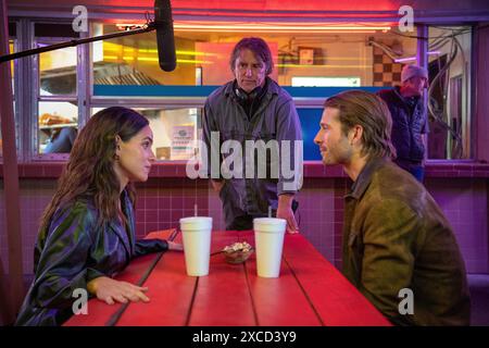 RICHARD LINKLATER, GLEN POWELL und ADRIA ARJONA in HIT MAN (2023) unter der Regie von RICHARD LINKLATER. Quelle: AGC Studios/Barnstorm Productions/Detour Pictures/Cinetic Media/Aggregate Films/Album Stockfoto