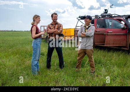 GLEN POWELL, DAISY EDGAR-JONES UND LEE ISAAC CHUNG IN TWISTERS (2024) UNTER DER REGIE VON LEE ISAAC CHUNG. Quelle: Amblin Entertainment/The Kennedy/Marshall Company/Universal Pictures/Warner Bros./Lightnin' Production Rentals/Album Stockfoto