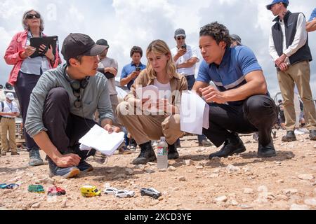 ANTHONY RAMOS, DAISY EDGAR-JONES UND LEE ISAAC CHUNG IN TWISTERS (2024) UNTER DER REGIE VON LEE ISAAC CHUNG. Quelle: Amblin Entertainment/The Kennedy/Marshall Company/Universal Pictures/Warner Bros./Lightnin' Production Rentals/Album Stockfoto