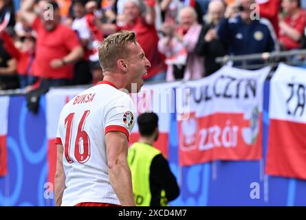 Hamburg. Juni 2024. Adam Buksa aus Polen feiert das Tor beim Gruppenspiel der UEFA Euro 2024 zwischen Polen und den Niederlanden am 16. Juni 2024 in Hamburg. Quelle: Ren Pengfei/Xinhua/Alamy Live News Stockfoto