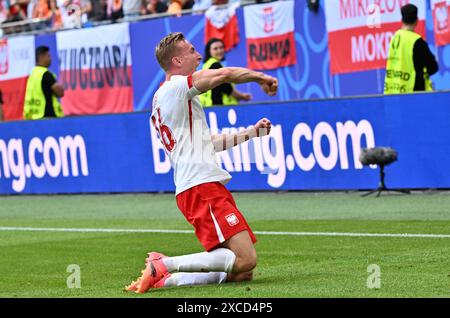 Hamburg. Juni 2024. Adam Buksa aus Polen feiert das Tor beim Gruppenspiel der UEFA Euro 2024 zwischen Polen und den Niederlanden am 16. Juni 2024 in Hamburg. Quelle: Ren Pengfei/Xinhua/Alamy Live News Stockfoto