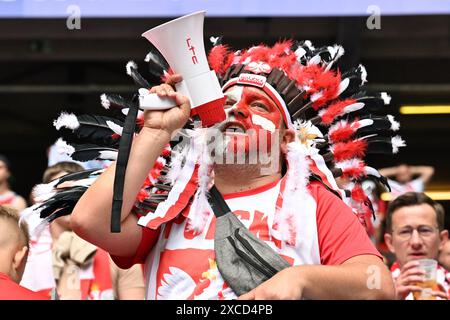 Hamburg. Juni 2024. Ein polnischer Fan ist vor dem Spiel der UEFA Euro 2024 Gruppe D zwischen Polen und den Niederlanden am 16. Juni 2024 in Hamburg zu sehen. Quelle: Ren Pengfei/Xinhua/Alamy Live News Stockfoto