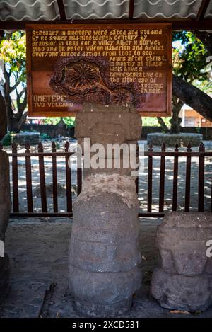 Präkolumbisches Steinidol auf dem Friedhof in Altagracia, Insel Ometepe, Nicaragua-See, Rivas-Departement, Nicaragua Stockfoto
