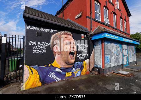 Ein Wandgemälde in Headingley, Leeds, um Leeds Rhinos Rugbyspieler Rob Burrow CBE seit seinem Tod am 2. Juni 2024 zu ehren Stockfoto