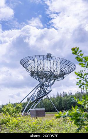 Ansicht des Westerbork Synthese Radio Telescope (WSRT) entlang des nationalen Gedenklagers in Westerbork in der Provinz Drenthe in den niederlanden. Stockfoto