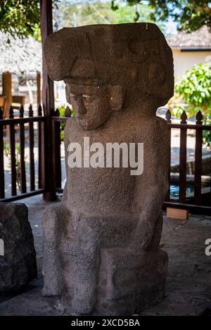 Präkolumbisches Steinidol auf dem Friedhof in Altagracia, Insel Ometepe, Nicaragua-See, Rivas-Departement, Nicaragua Stockfoto