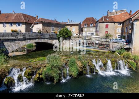 Weir und Straßenbrücke in Arbois, Frankreich Stockfoto