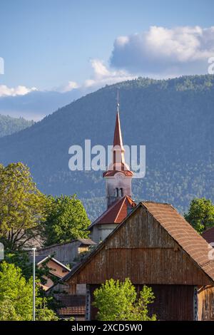 Kirchturm im Agisengebirge, Slowenien - Mai 2024 Stockfoto