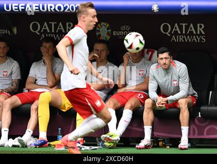 Hamburg. Juni 2024. Robert Lewandowski (1. R) aus Polen reagiert beim Gruppenspiel der UEFA Euro 2024 zwischen Polen und den Niederlanden am 16. Juni 2024 in Hamburg. Quelle: Xiao Yijiu/Xinhua/Alamy Live News Stockfoto