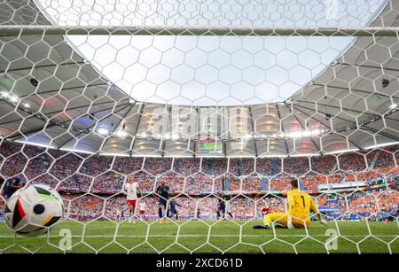 Hamburg, UEFA Euro 2024 Gruppe D Spiel zwischen Polen und den Niederlanden in Hamburg. Juni 2024. Wojciech Szczesny (1. R), polnischer Torhüter, konnte den Ball während des Gruppenspiels der UEFA Euro 2024 in Hamburg am 16. Juni 2024 nicht retten. Quelle: Xiao Yijiu/Xinhua/Alamy Live News Stockfoto