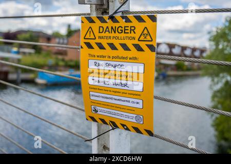 Warnschilder für Rohabwasser, Nr Thames Water Head Office, Christchurch Bridge, River Thames, Reading, Berkshire, England, Großbritannien, GB. Stockfoto