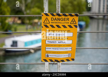 Warnschilder für Rohabwasser, Nr Thames Water Head Office, Christchurch Bridge, River Thames, Reading, Berkshire, England, Großbritannien, GB. Stockfoto