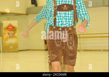 Tragen traditioneller steirischer Lederhosen, Volkskultur und Mode traditionelle Lederhosen, genannt Lederhosen Stockfoto