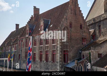 Brügge, Belgien; Juni 2024; St. John Hospital (Sint-Janshospitaal) seit Mariabrug in der schönen Stadt Brügge in Belgien, mit Stockfoto