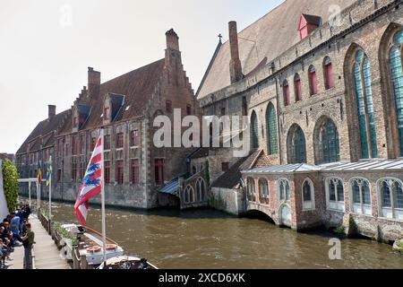 Brügge, Belgien; Juni 2024; St. John Hospital (Sint-Janshospitaal) seit Mariabrug in der schönen Stadt Brügge in Belgien, mit Stockfoto