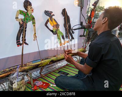 Songkhla, Thailand - 30. Dezember 2023: Ein traditioneller thailändischer Künstler, der Nang Talung einen traditionellen Stil der Schattenpuppe aus Südthailand aufführt Stockfoto